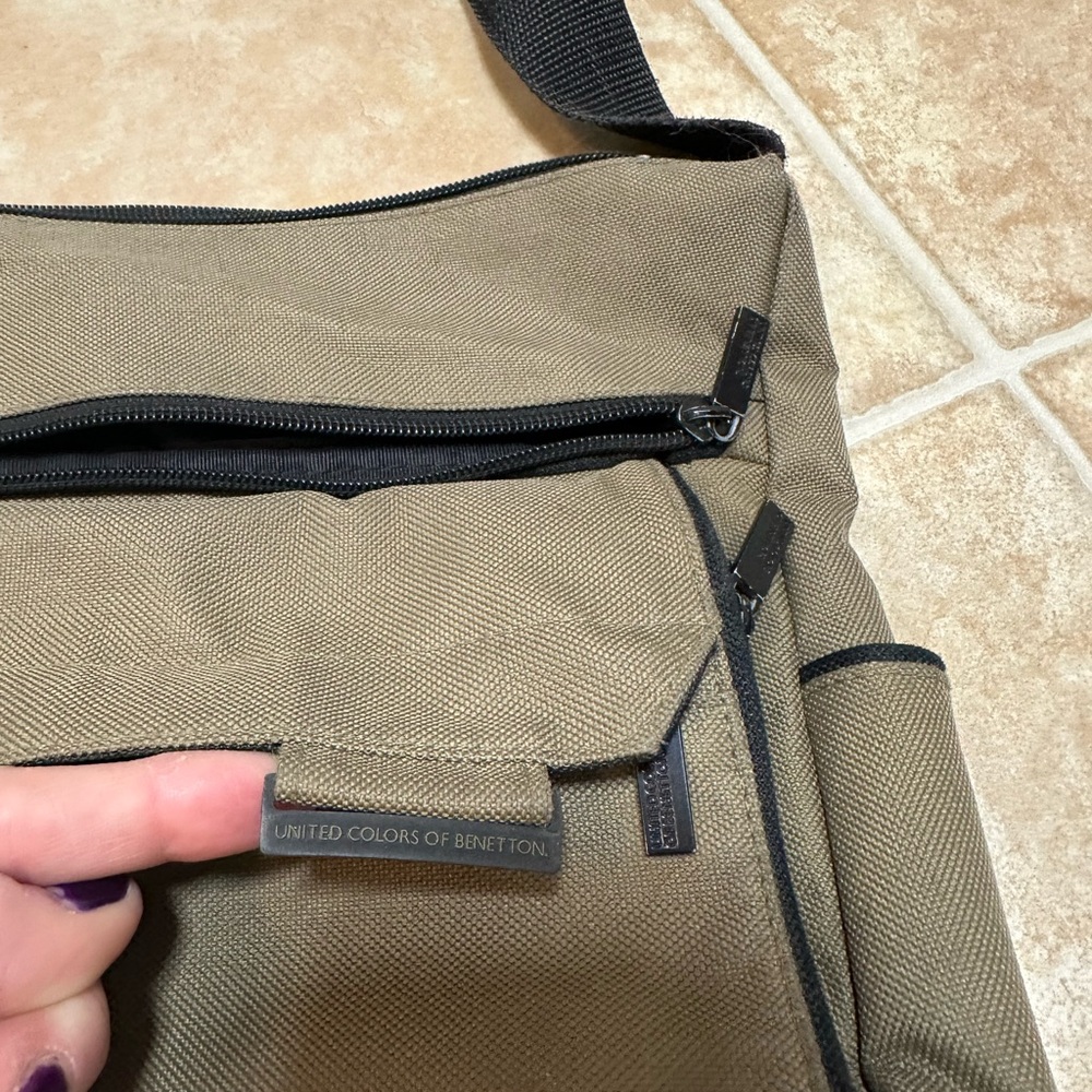 Awesome vintage United Colors of Benetton mini messenger bag - Picture 3 of 11
